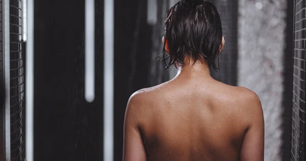 Мокра спина жінки вранці — стокове фото