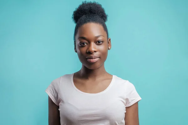 Femme avec une belle peau de chocolat sain — Photo