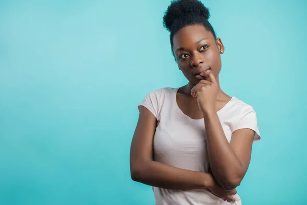 Foto ravvicinata della giovane donna afro che compone il business plan — Foto Stock