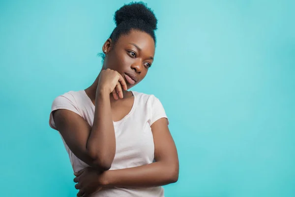 Nahaufnahme Seitenansicht Porträt eines einsamen schwarzen Mädchens, das sich deprimiert fühlt — Stockfoto