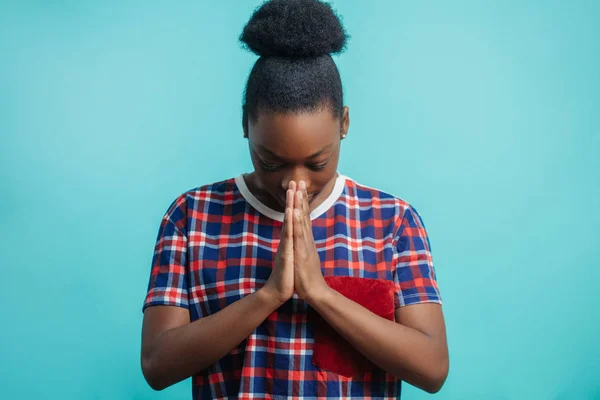 Retrato de perto da fiel afro mulher orando ao Deus — Fotografia de Stock