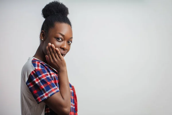 Mulher Africano surpreso cutucking em outros negócios povos. intrometer-se nos assuntos — Fotografia de Stock