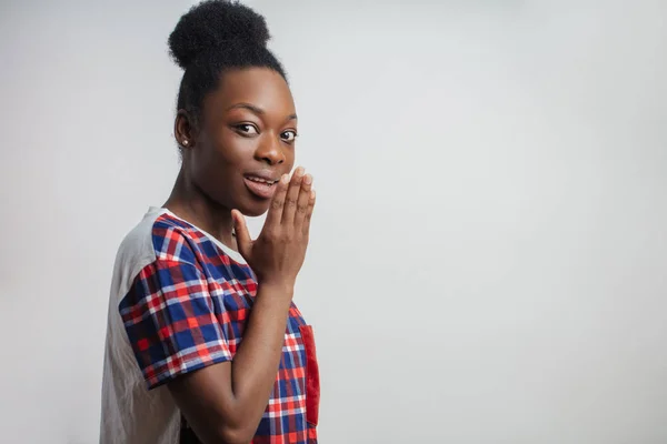 Foto eines afrikanischen Mädchens, das Geheimnisse offenbart. Frau tratscht gern — Stockfoto