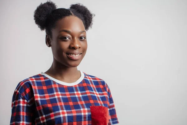 Fröhliches Afro-Mädchen mit schöner Frisur, das in die Kamera schaut — Stockfoto