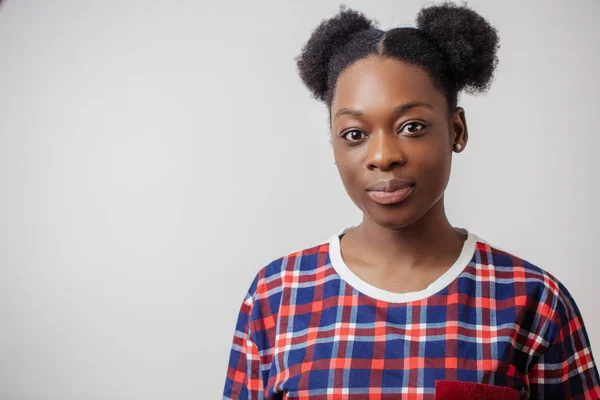 Ritratto ravvicinato di ragazza hipster nera in divertente T-shirt con due panini ai capelli — Foto Stock