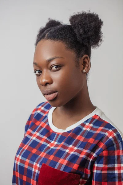 Nahaufnahme Porträt einer schwarzen Teenagerin im karierten T-Shirt — Stockfoto