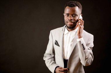 genç çekici siyah erkek sakal ve bıyık