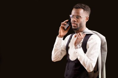 afro adam işten sonra bir iş toplantısı için düzenleme yapma