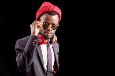 Afrika Dj Klasik takım kırmızı şapka ve güneş gözlüğü ile seyir kulaklıklar