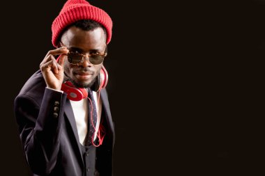 kameraya bakarak glamour işadamı