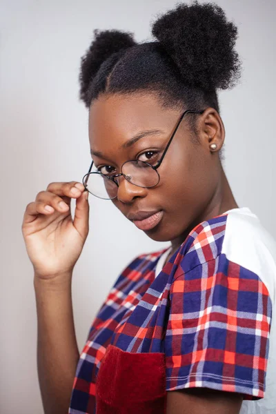 Közelről szemüveg és néz a kamerába csinos afrikai lány portréja — Stock Fotó