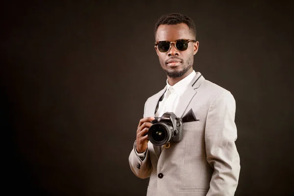 Homem africano em roupas formais com câmera — Fotografia de Stock