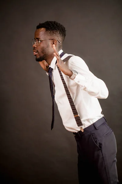 Vista lateral corta de joven afro hombre bailando en ropa formal en fiesta de negocios — Foto de Stock