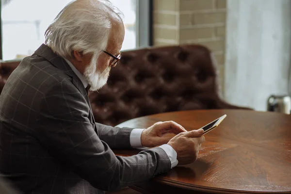 Cerca de la parte posterior ver la foto del abuelo escribiendo un masaje a su nieto — Foto de Stock