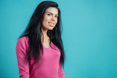 yakın çekim yan görünümü atış uzun siyah saçlı güzel modeli