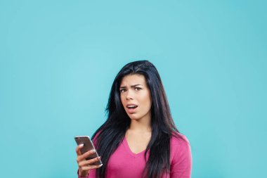 yanlış bilgi fronm smartphone okuduktan sonra mutsuz genç erkek