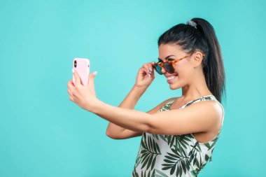 yan görünümü fotoğraf güneş gözlüklü bir selfie alarak mutlu kadın turist kapatın