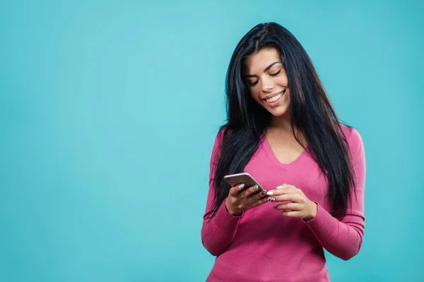 Close up photo of glamorous woman using her smartphone — Stock Photo, Image