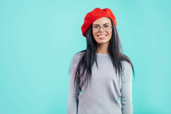 Elegante joven francesa en gafas — Foto de Stock