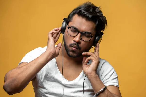 Hindoo joven está enojado con la música — Foto de Stock