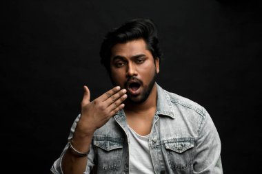 adam uyumak istiyor. sabah uyanıyorum. Uykulu hindoo adam açık ağızlı