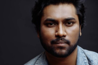 hoş görünüm kameraya bakarak herifle Hindoo