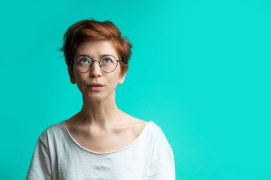 genç çekici zencefil kadın ararken portresi kapatın