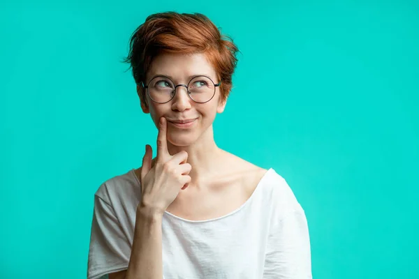 Listige Ingwermädchen berühren ihre Lippen — Stockfoto