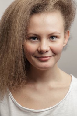 muhteşem saçlı Sevimli sarışın kız