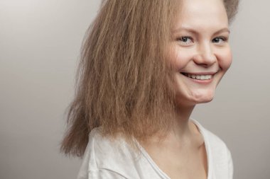 asi saçlı yakışıklı olumlu kız. Taşınabilir saç