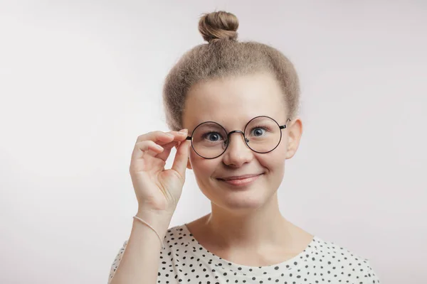 Junge gut aussehende Mädchen tragen runde Brille isoliert auf weißem Hintergrund — Stockfoto