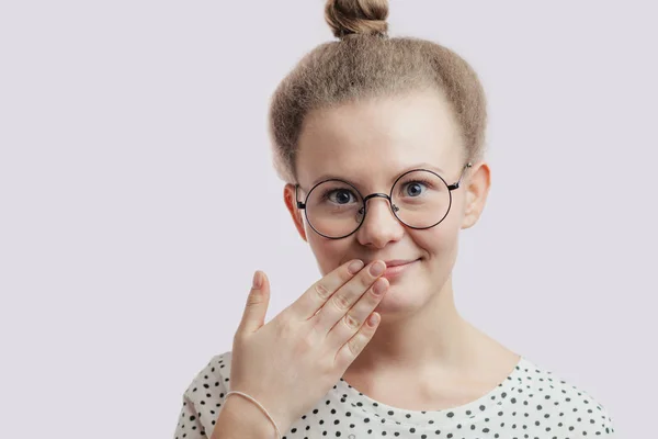 Lo siento. chica emocional con la mano en los labios — Foto de Stock