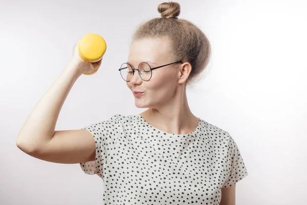 Angenehmes blondes Mädchen, das beim Training mit den Armen bewundert wird — Stockfoto