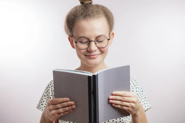 Улыбающаяся женщина, читающая роман — стоковое фото
