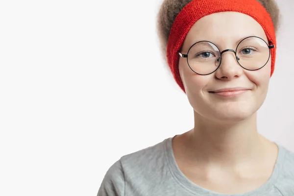 Schönes Mädchen in lässiger Kleidung schaut in die Kamera. — Stockfoto