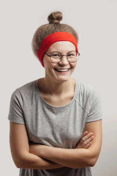 Charmantes lachendes Mädchen mit rotem Stirnband auf dem flauschigen Haar — Stockfoto