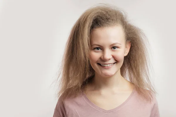 Charmante fille aux cheveux blonds regardant la caméra. fille a été dans le salon de spa — Photo