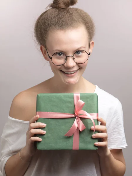 Joven mujer es feliz porque ella ha hecho un regalo —  Fotos de Stock