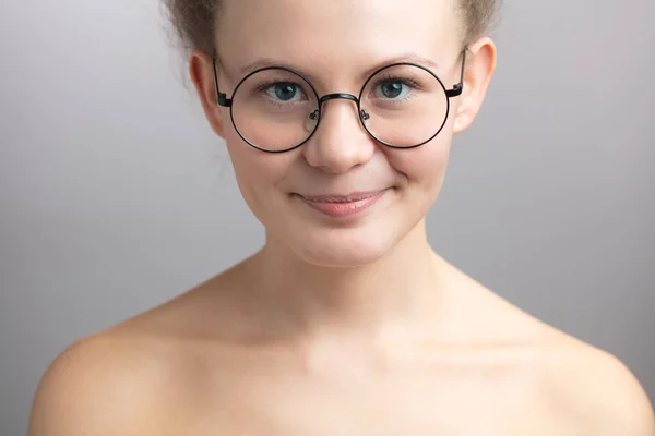 Blygsamma naken flicka i runda glasögon — Stockfoto