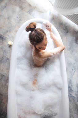 zevk köpük ile küvet gelen etkin kızın fotoğrafını üstten görünüm