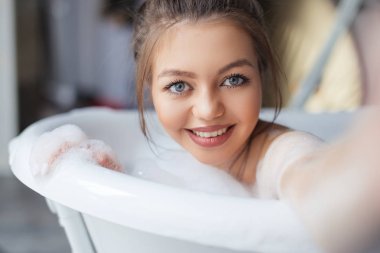 gülümseyen genç kadın kendini fotoğraflarını mavi gözleriyle