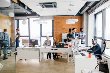 iki ofis çalışanları tarafından bir güzel kız açık dağıttı