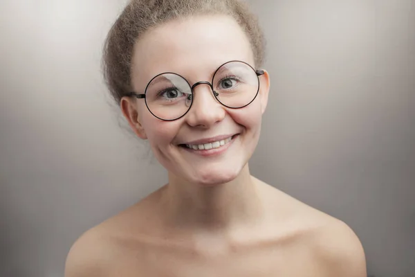 Angenehme Frau mit runder Brille — Stockfoto