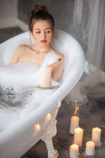 Angenehme Frau hält Schaum in der Badewanne — Stockfoto