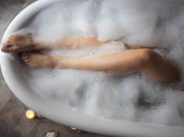 浴槽の中の濡れた足 — ストック写真