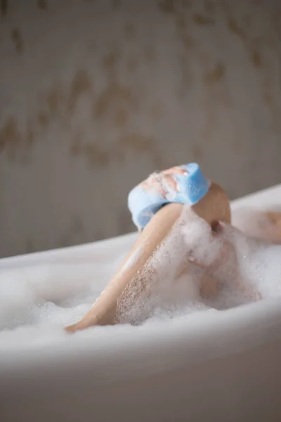 Wassen van slechte leg.close omhoog bijgesneden schot — Stockfoto