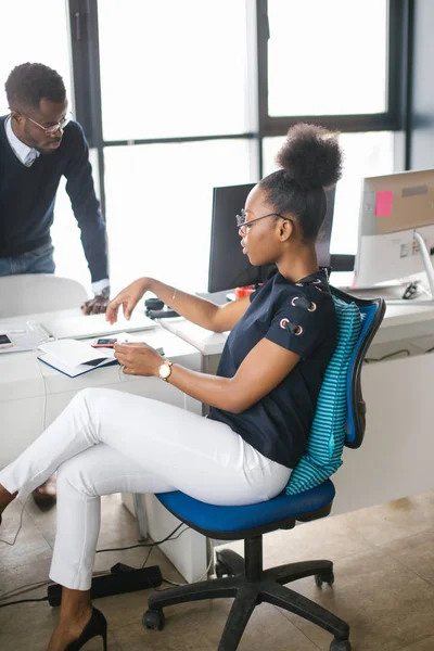 Una startup africana. africano bella donna in elegante vestiti seduta e pensando a buisiness . — Foto Stock