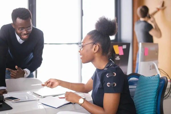 Giovane leader femminile africano è seduto e offre cooperazione al ragazzo africano — Foto Stock