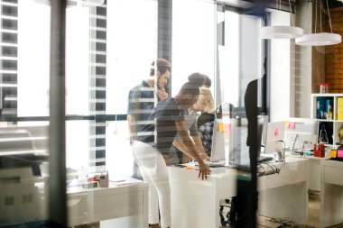 ayaktaydï yanındaki oturma Afrika Yöneticisi ve onun iş kontrol gönüllü oldular