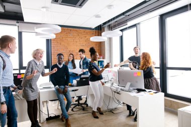 işçiler olumlu duygular ile başarılı sözleşme anısına